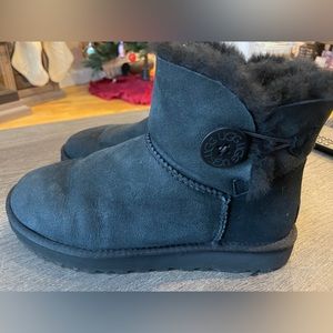 Ugh Bailey button mini. Great condition. Barely worn. Very clean.